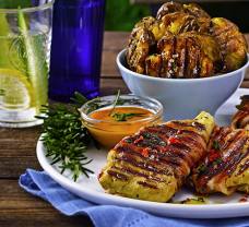 Grilované kuracie prsia v medovo-horčicovej marináde s roztlačenými zemiakmi