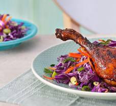 Chrumkavé kačacie stehná s kapustovým šalátom a so zemiakovými šiškami