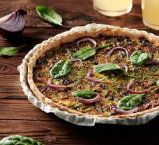Zeleninový quiche s červenou cibuľou, so špenátom a sušenými paradajkami