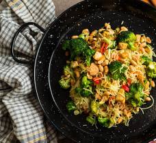 Ryžové rezance s brokolicou a lososom