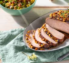 Bravčové karé v cesnakovej kruste s trstinovým cukrom a šalátom z hrášku a póru