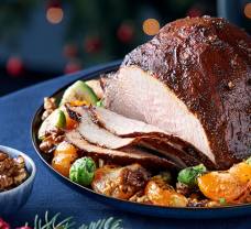 Glazovaná šunka s klinčekmi, šalviou, grilovanými klementínkami