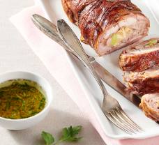 Roláda z králičieho mäsa s pečenou zelenou fazuľkou a kôprom